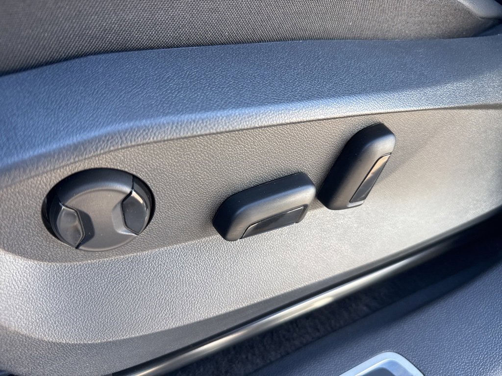 Used 2024 Volkswagen Tiguan SE image 11