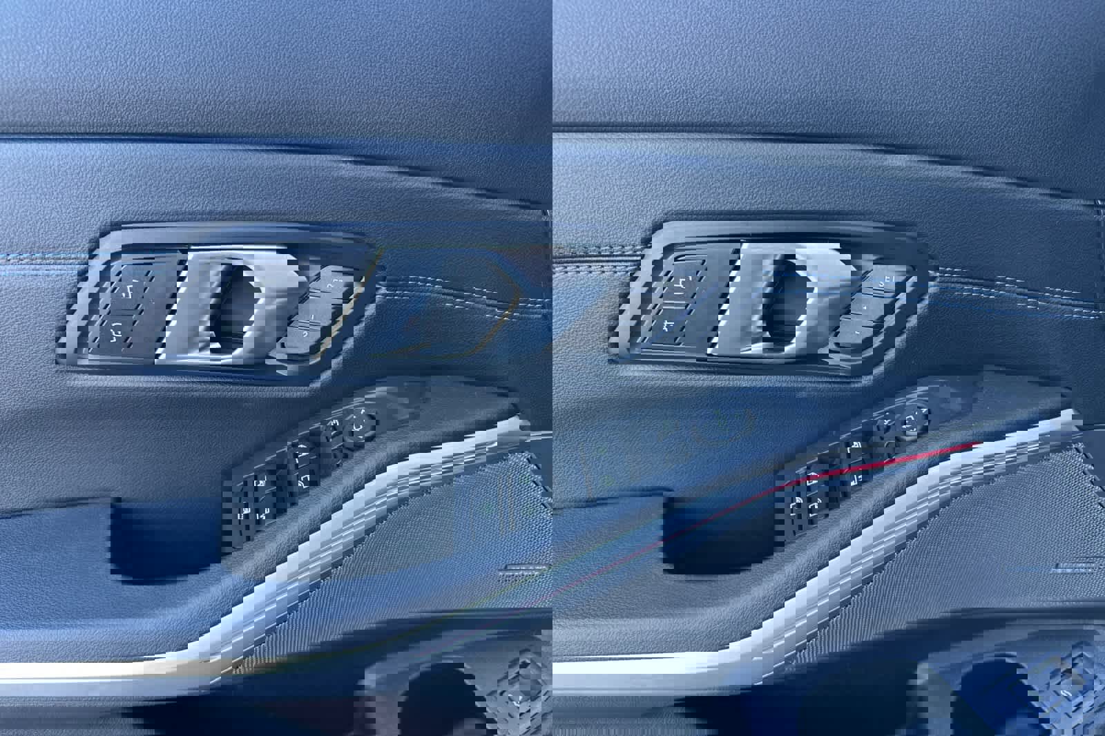 Used 2025 BMW 330i Sedan w/ M Sport Package image 12