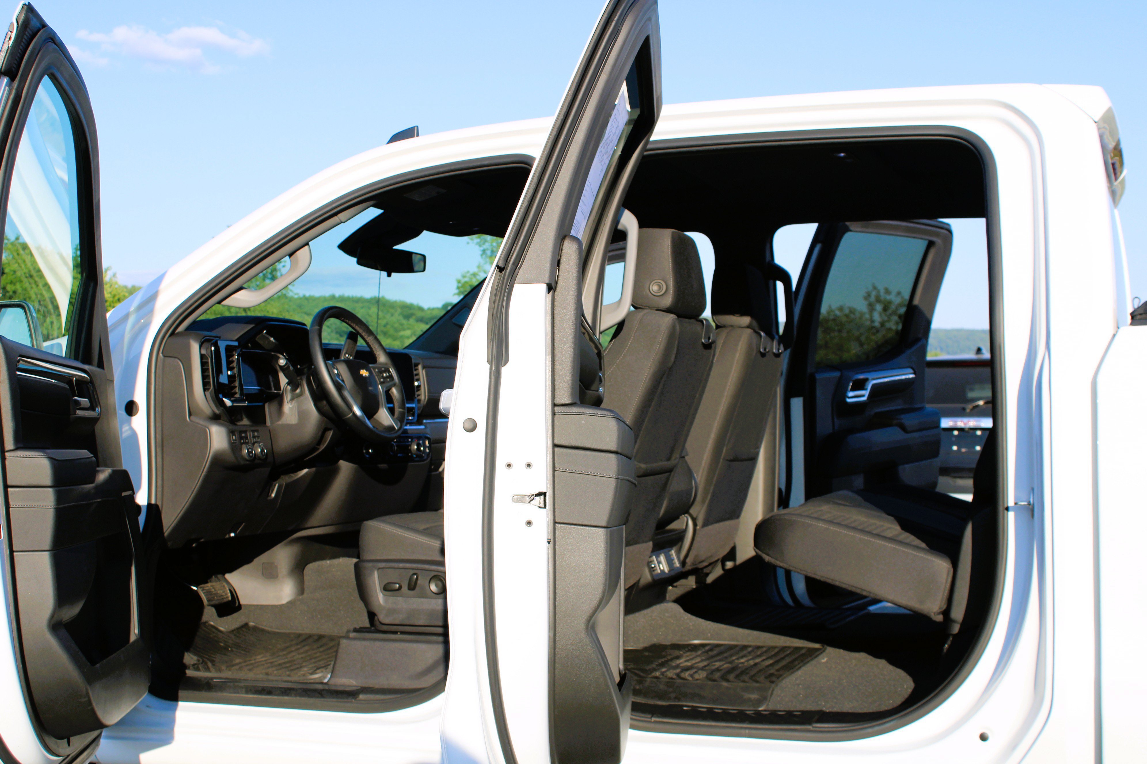 Used 2024 Chevrolet Silverado 1500 LT AWD/4WD image 14