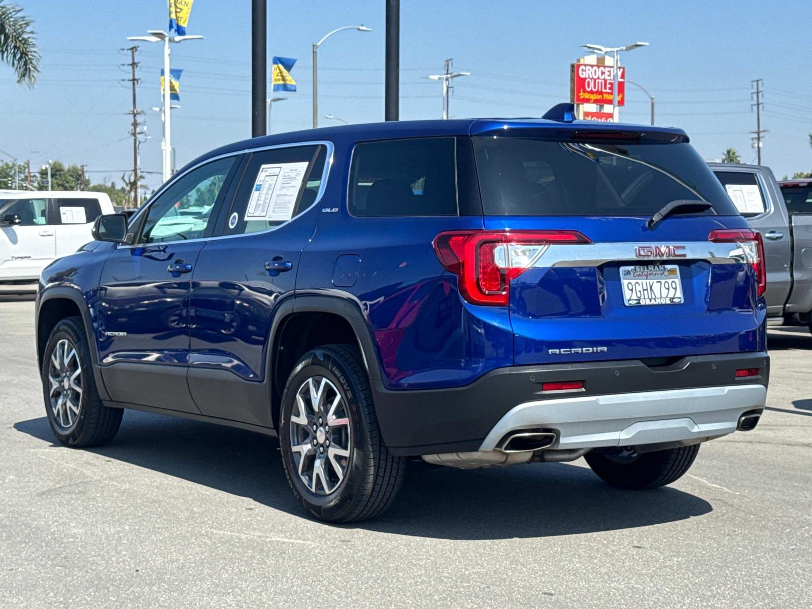 Used 2023 GMC Acadia SLE image 7