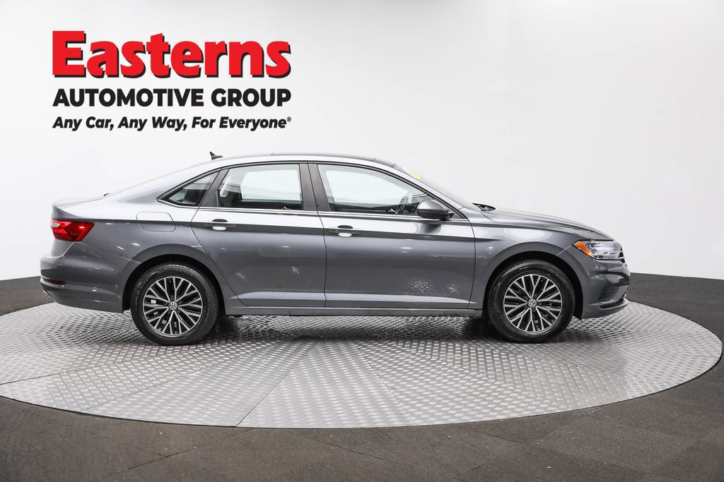 Used 2021 Volkswagen Jetta SE w/ SE Cold Weather Package image 4