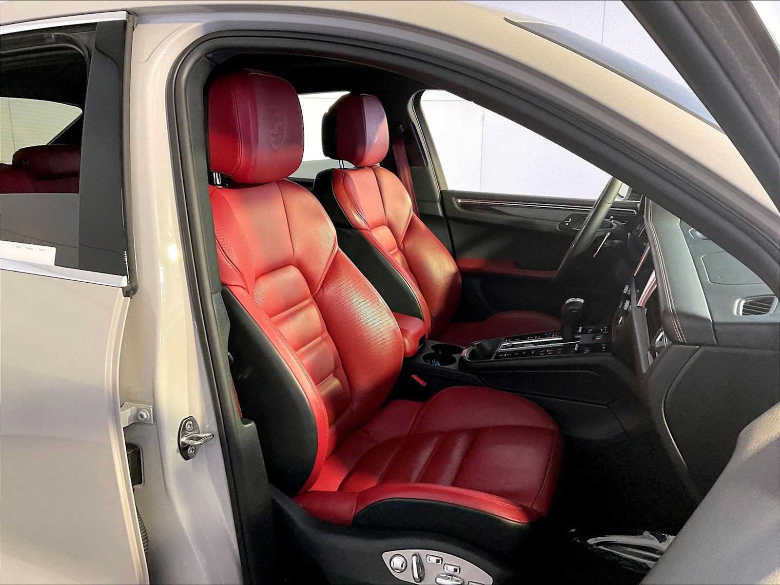 Certified 2023 Porsche Macan S AWD/4WD image 18