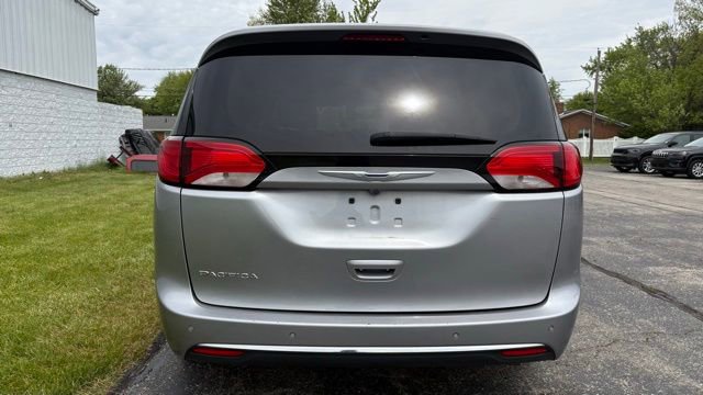 Used 2018 Chrysler Pacifica Touring-L w/ Tire & Wheel Group FWD image 13