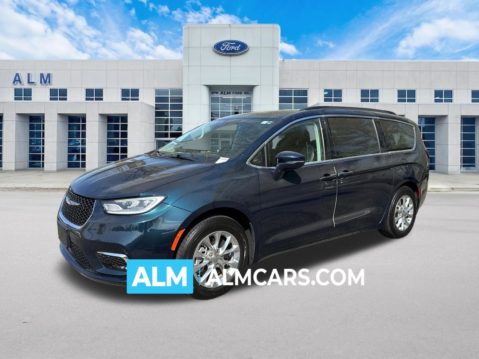 Used 2022 Chrysler Pacifica Touring-L image 1
