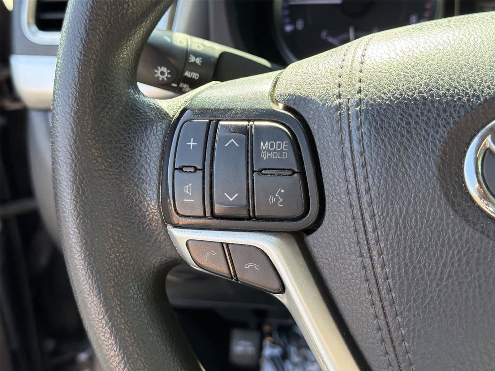Used 2019 Toyota Highlander LE FWD image 24