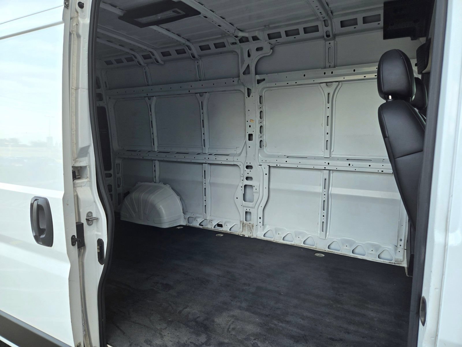 Used 2025 RAM ProMaster 2500 w/ Convenience Group FWD image 10