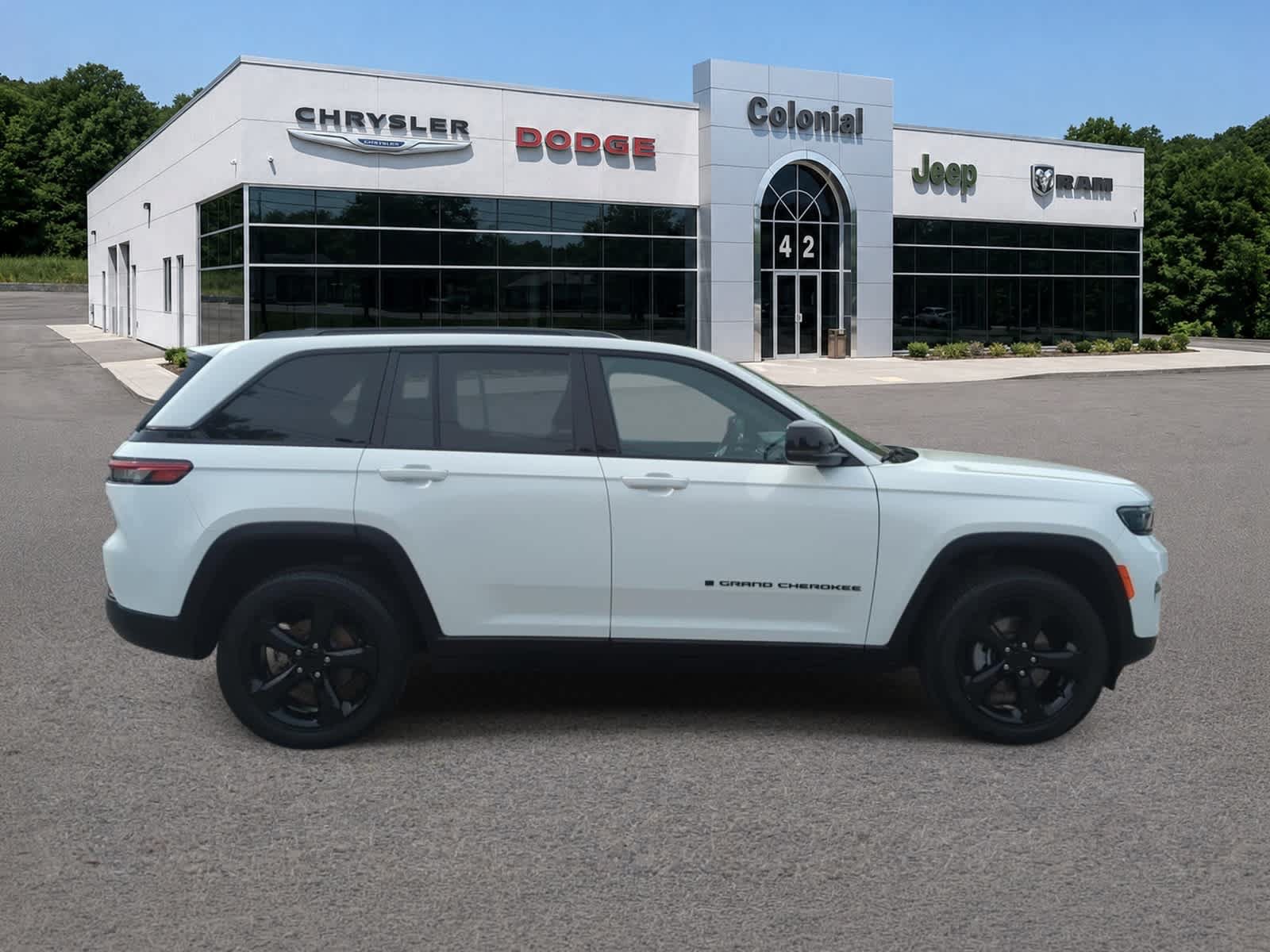 Used 2023 Jeep Grand Cherokee Altitude AWD/4WD image 7