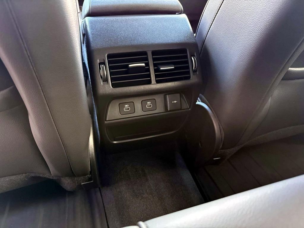 Used 2025 Land Rover Discovery Sport S image 15