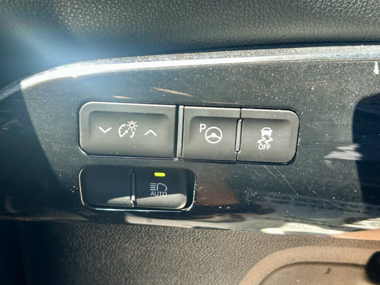 Used 2018 Toyota Prius Four Touring w/ Premium Convenience Package FWD image 24