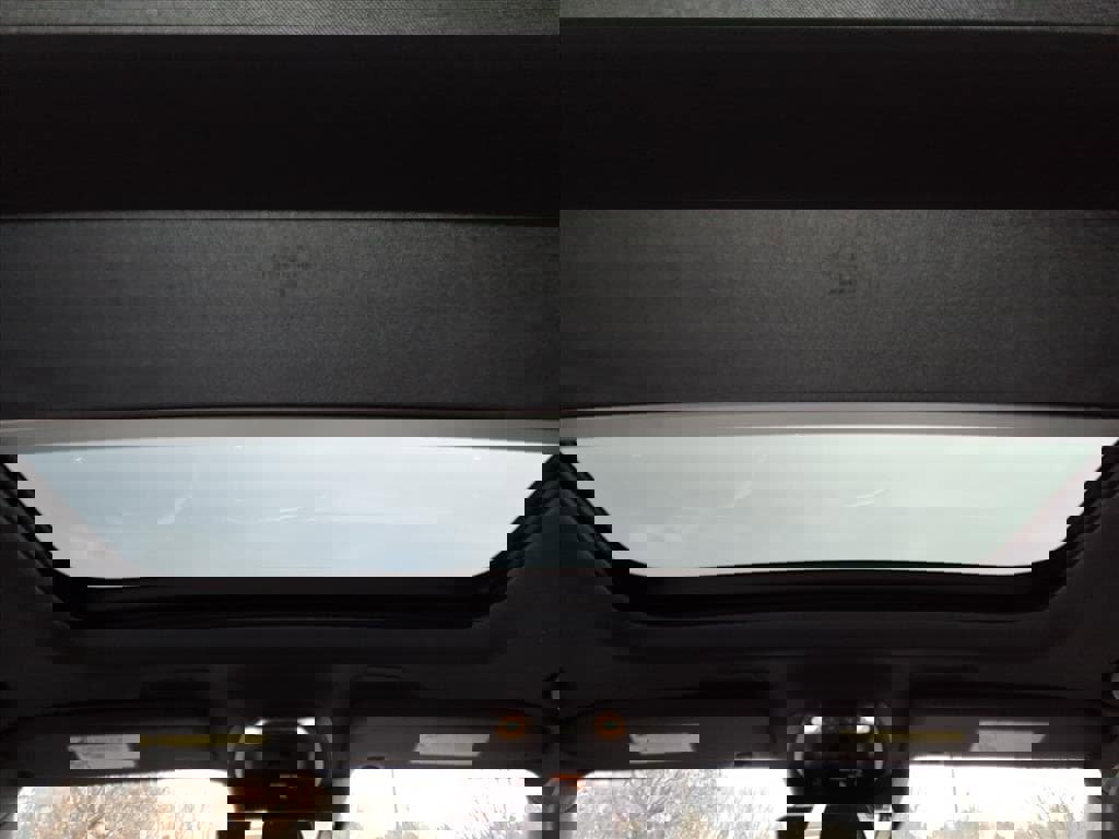 Used 2020 Volvo XC40 T4 R-Design w/ Protection Package Premier image 15