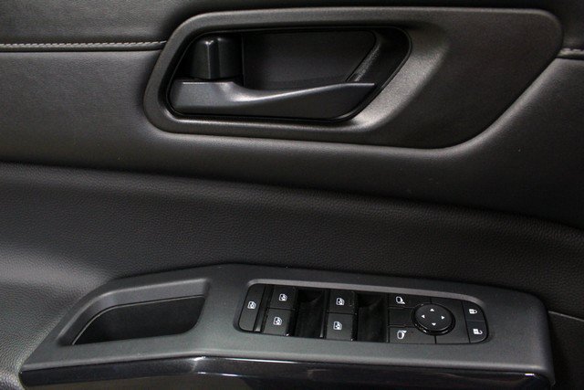 Used 2025 Nissan Pathfinder SV FWD image 18