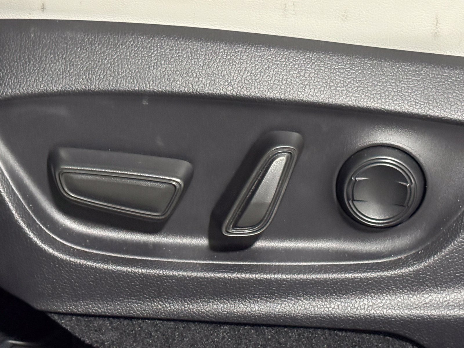 Used 2025 Toyota Prius XLE AWD/4WD image 15