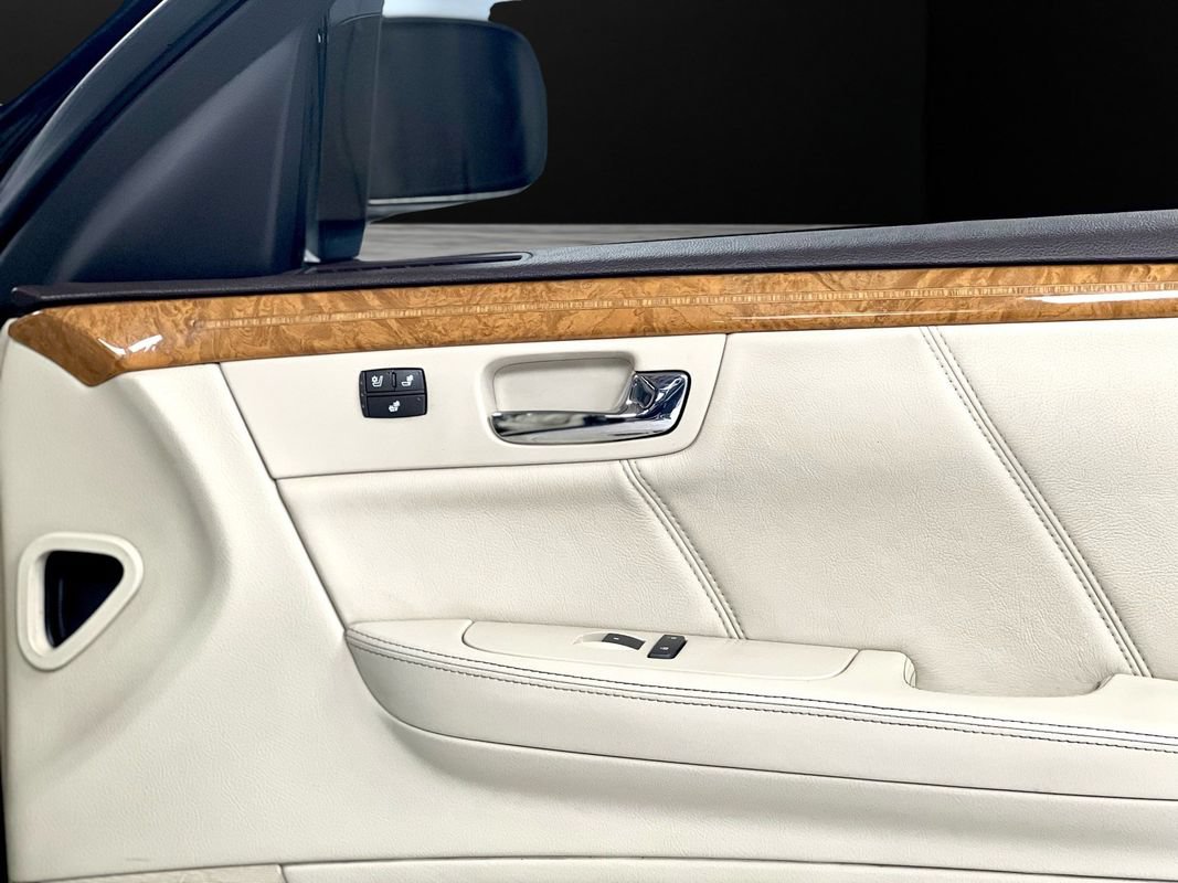 Used 2011 Cadillac DTS Platinum FWD image 39