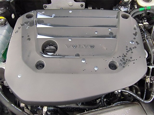 Used 2025 Volvo XC40 B5 Plus image 24