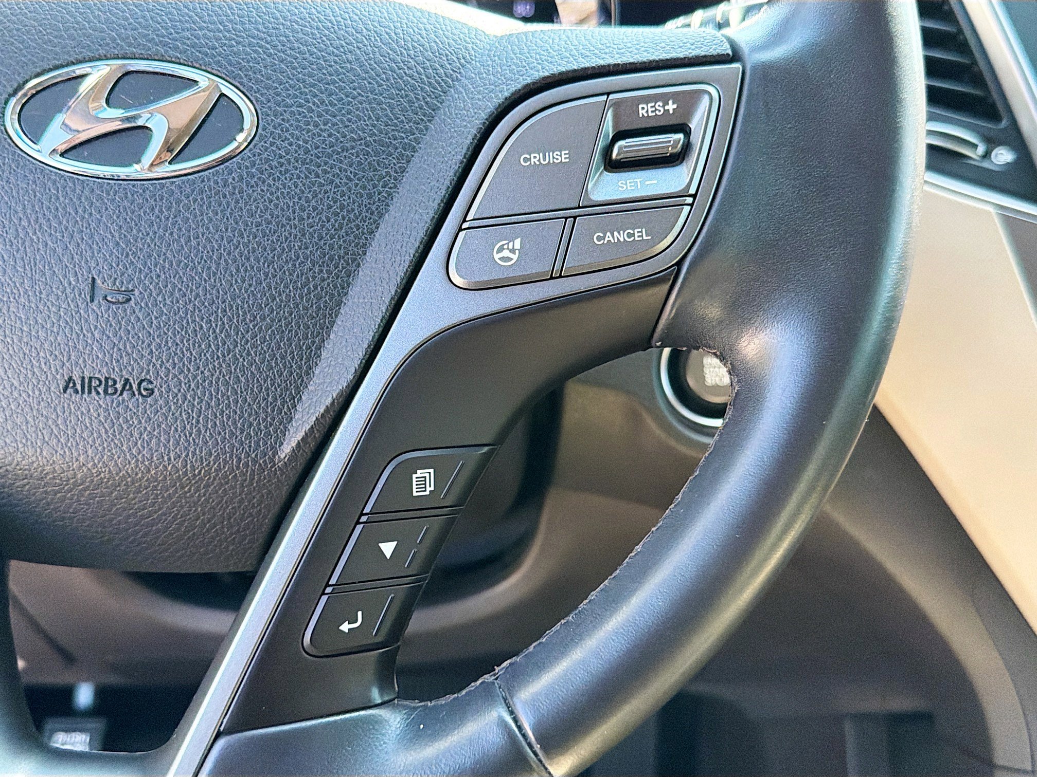 Used 2014 Hyundai Santa Fe GLS image 32