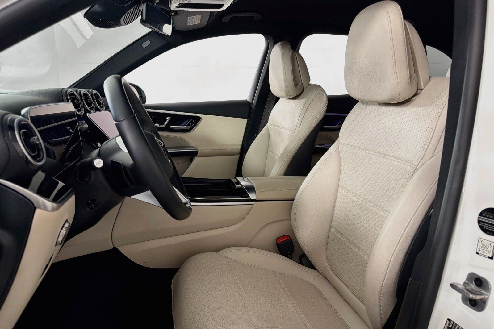 Certified 2025 Mercedes-Benz GLC 350e 4MATIC w/ Driver Assistance Package image 18