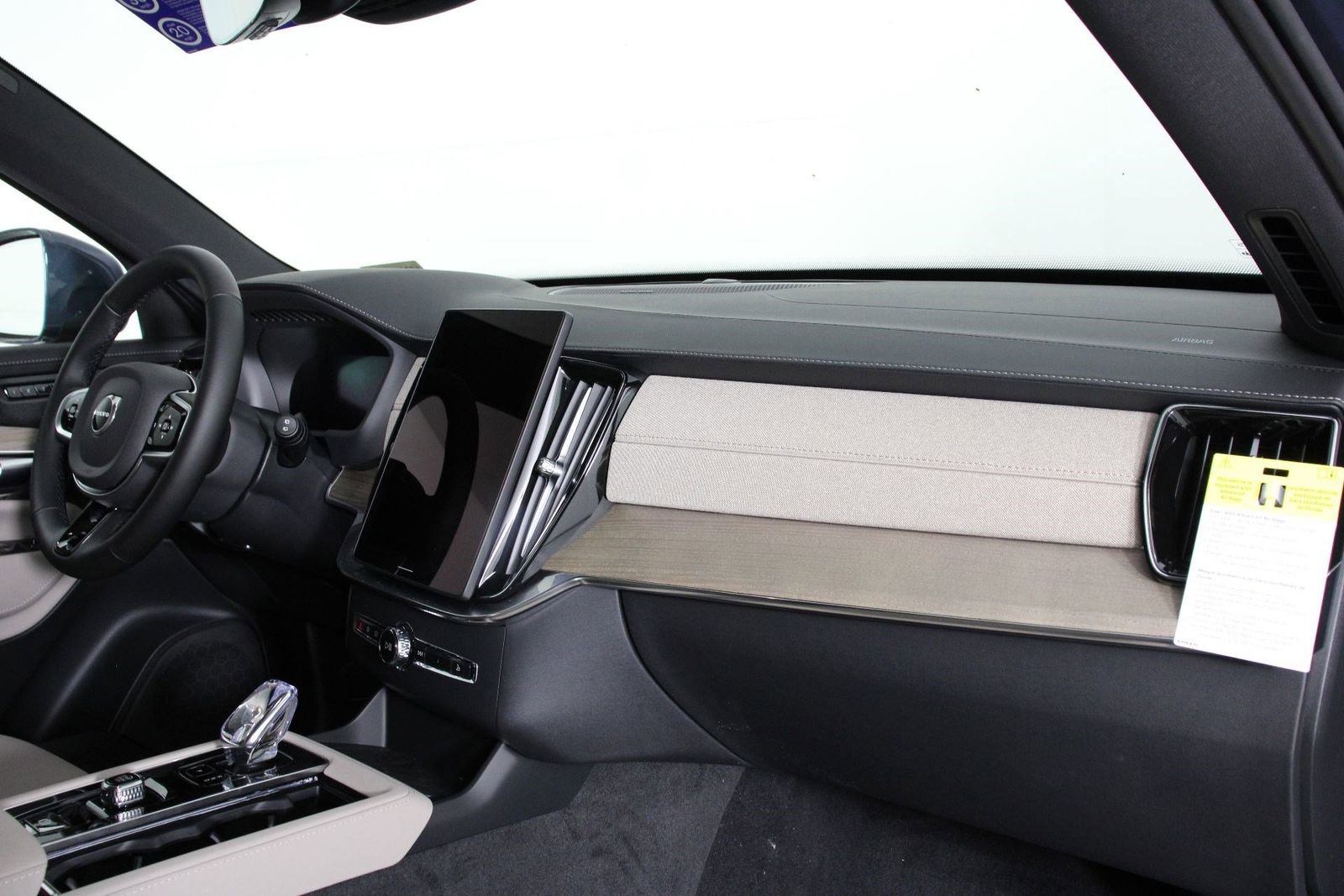 New 2026 Volvo XC90 T8 Plus w/ Protection Package Premier image 9