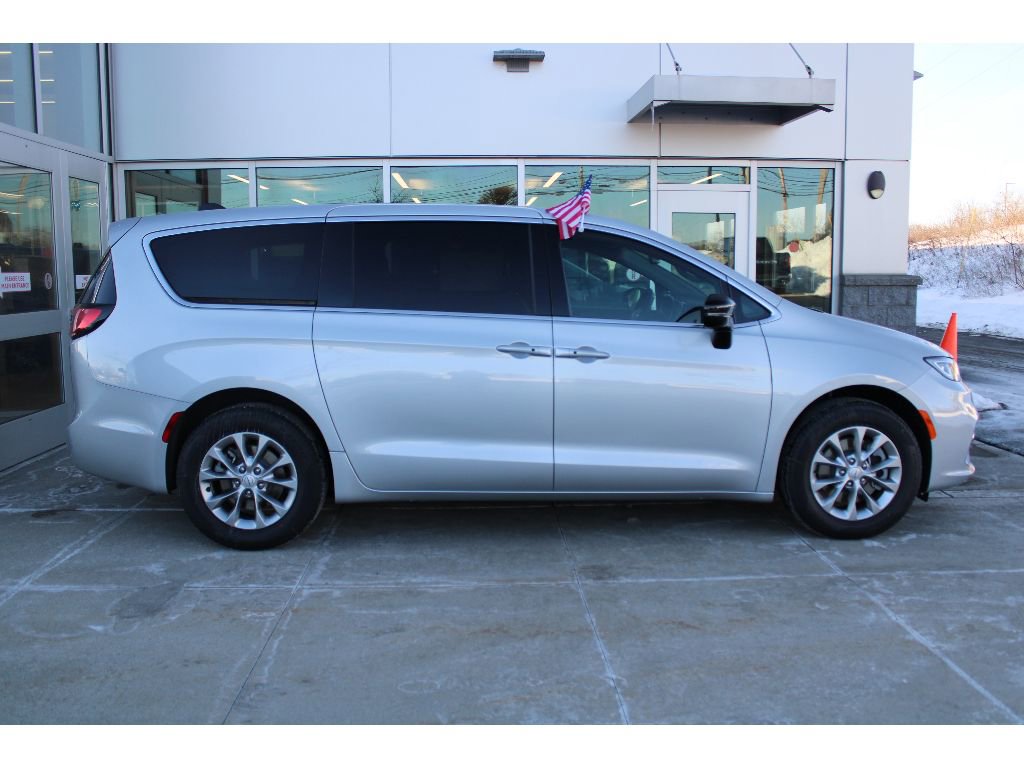 New 2026 Chrysler Pacifica Select image 4