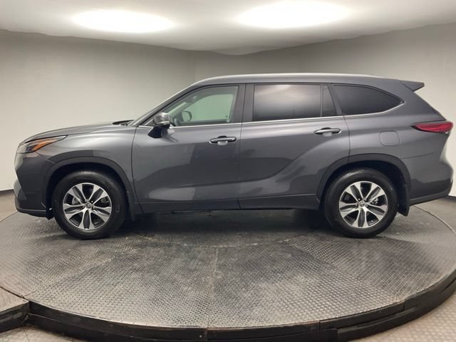 Used 2023 Toyota Highlander XLE AWD/4WD image 4