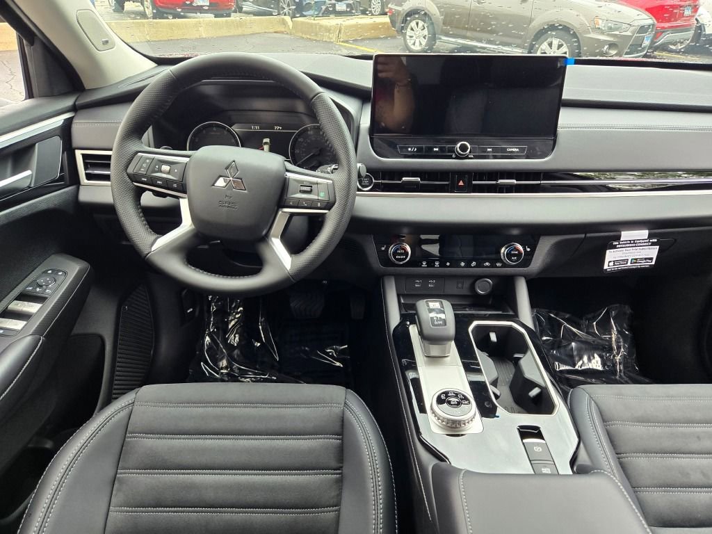 New 2025 Mitsubishi Outlander SE image 13