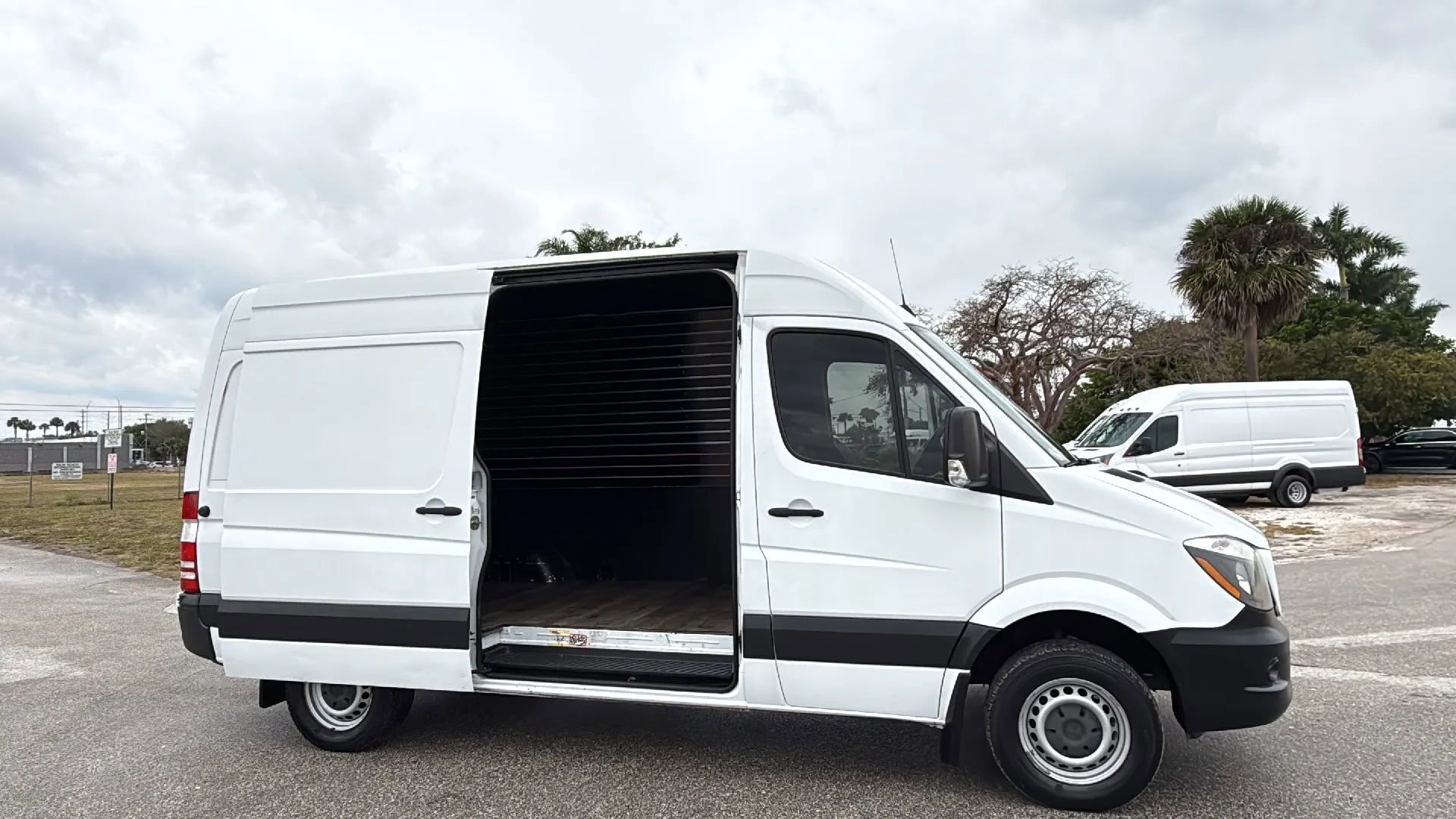 Used 2017 Mercedes-Benz Sprinter 2500 image 13