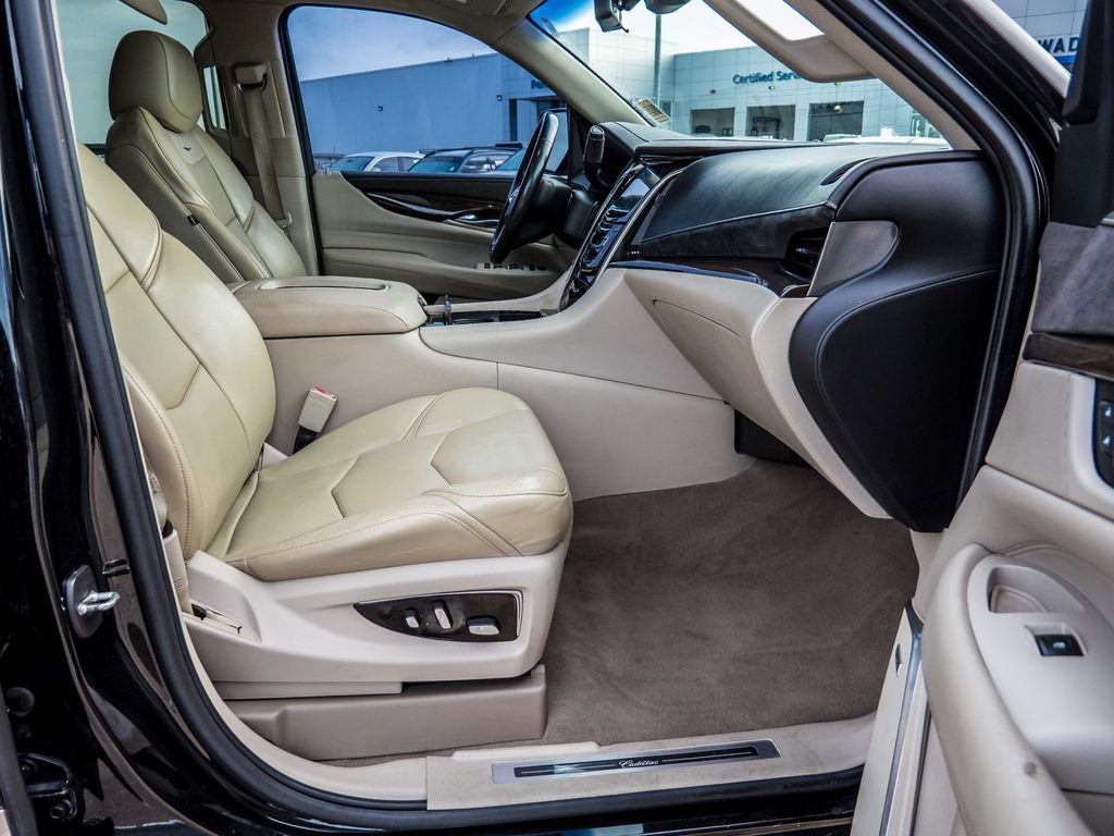 Used 2018 Cadillac Escalade Luxury RWD image 16