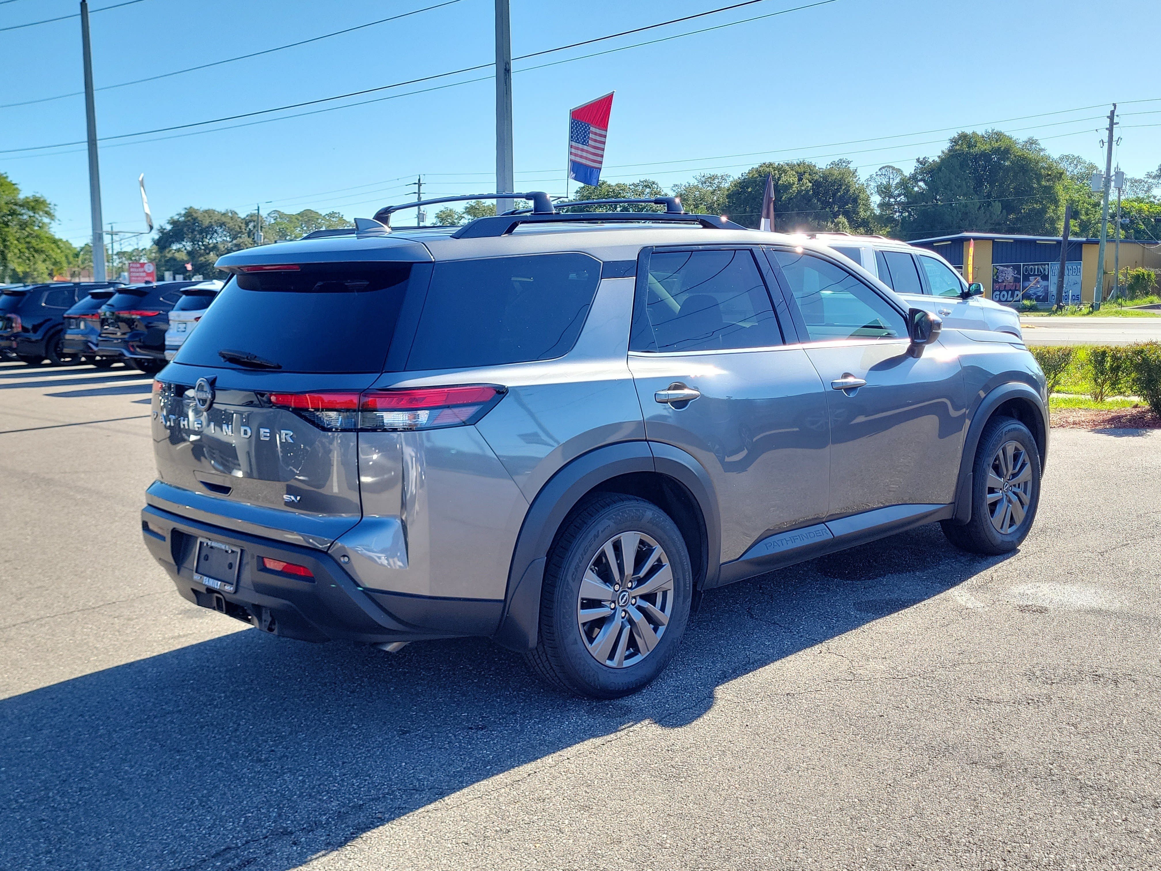 Used 2022 Nissan Pathfinder SV w/ SV Premium Package FWD image 6