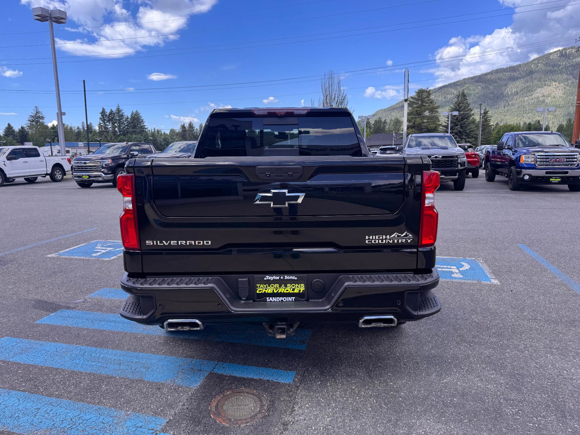 Used 2021 Chevrolet Silverado 1500 High Country w/ Technology Package AWD/4WD image 6