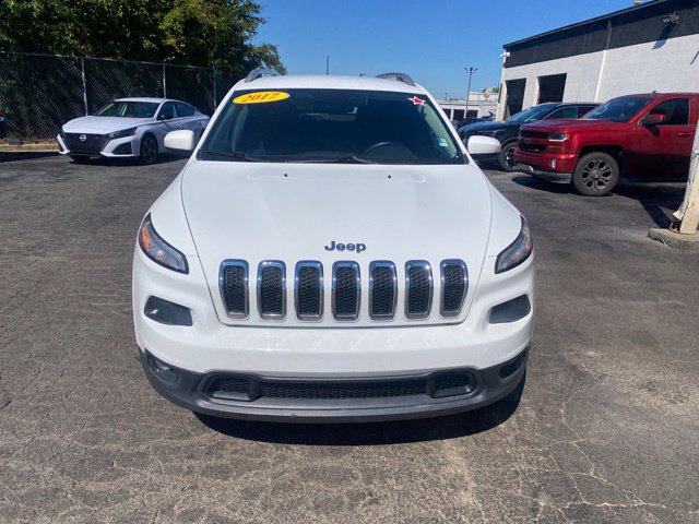 Used 2017 Jeep Cherokee Latitude w/ Comfort/Convenience Group FWD image 3
