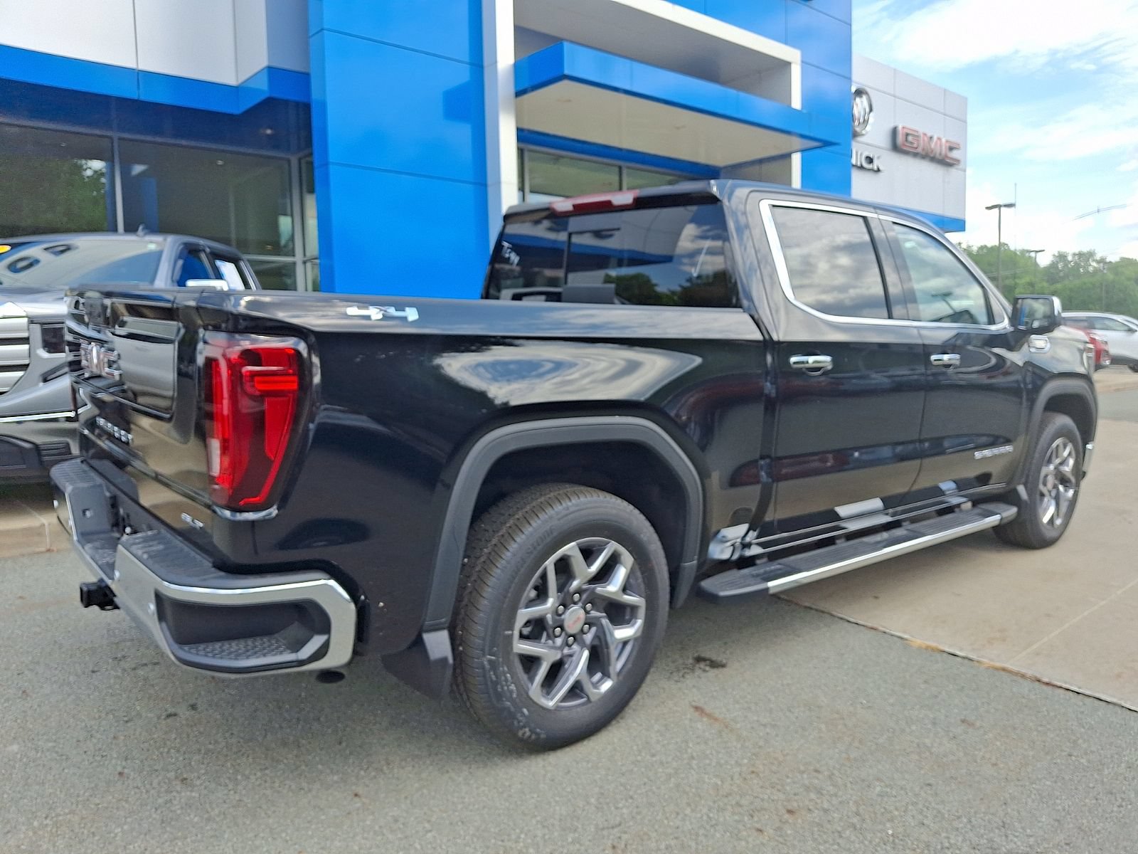 New 2026 GMC Sierra 1500 SLT w/ SLT Premium Plus Package AWD/4WD image 6