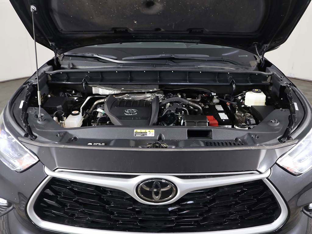 Used 2024 Toyota Highlander LE AWD/4WD image 18