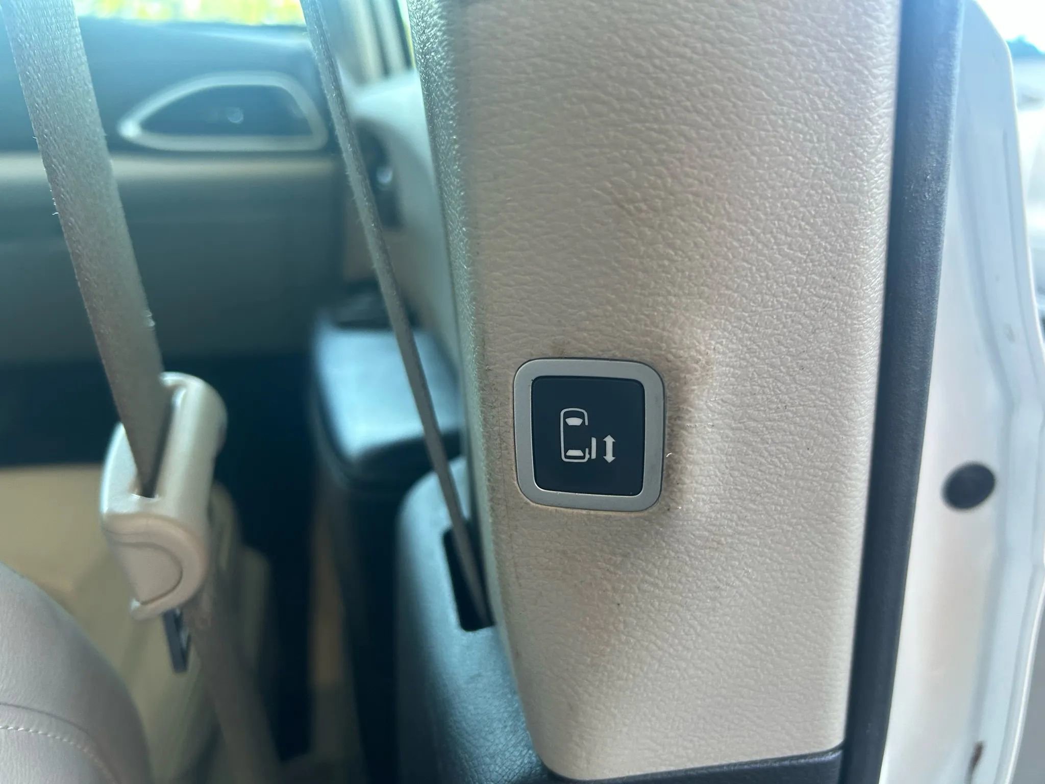 Used 2021 Chrysler Pacifica Touring-L image 6