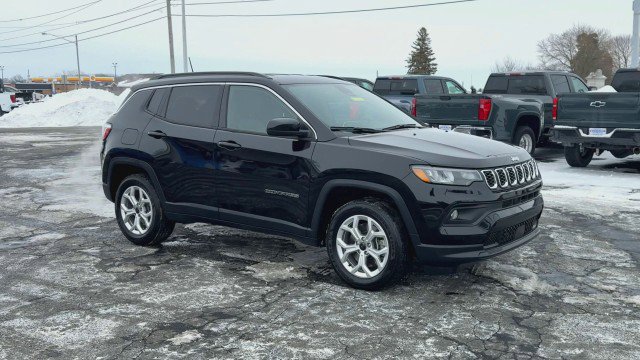 Used 2025 Jeep Compass Latitude w/ Convenience Group image 2