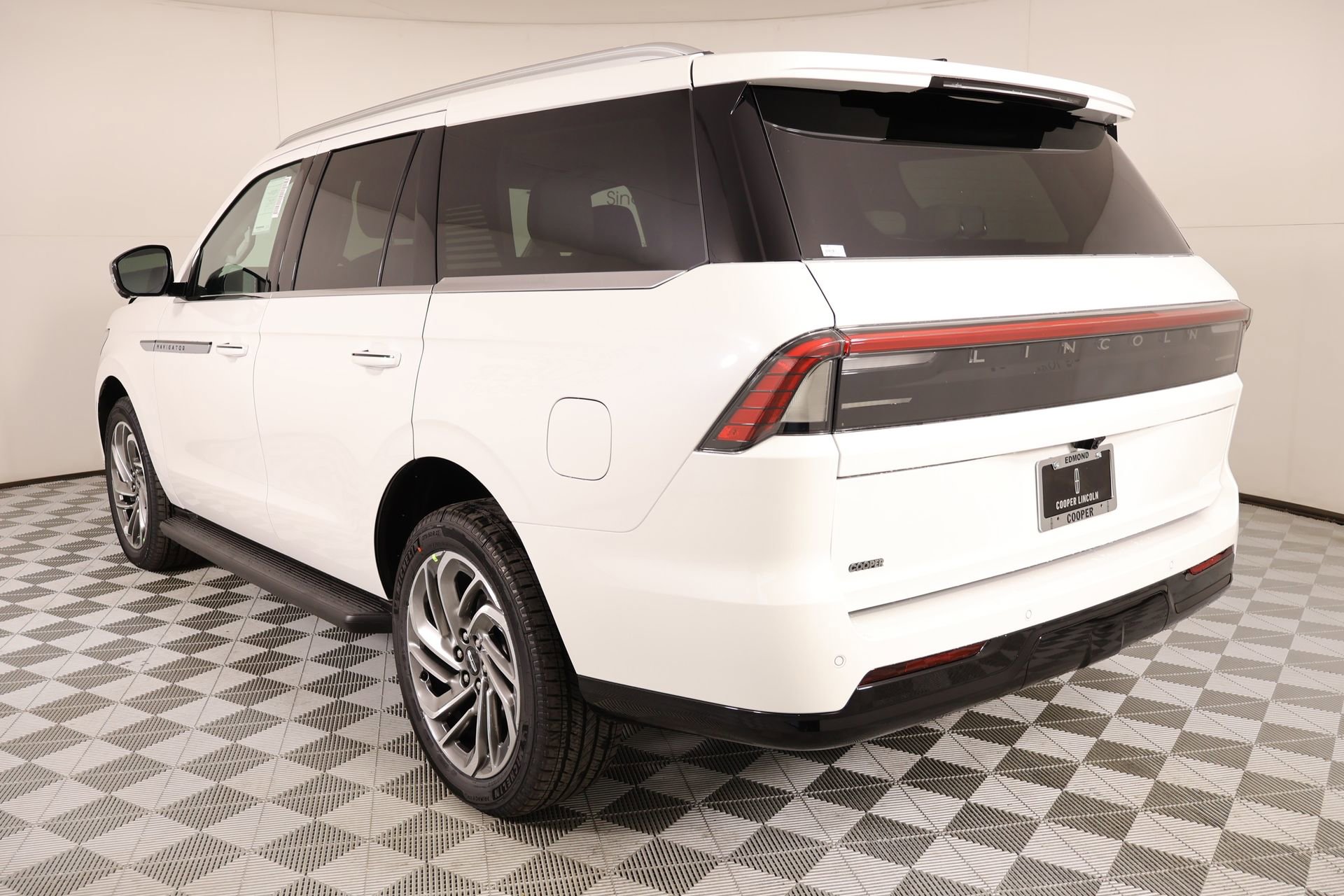 New 2026 Lincoln Navigator Premiere AWD/4WD image 24