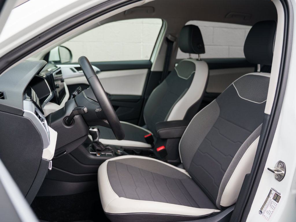 Certified 2025 Volkswagen Taos SE AWD/4WD image 5