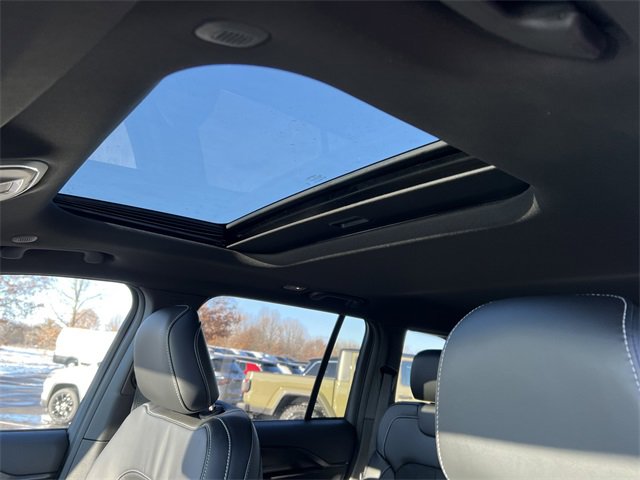 New 2025 Jeep Grand Cherokee Altitude image 7