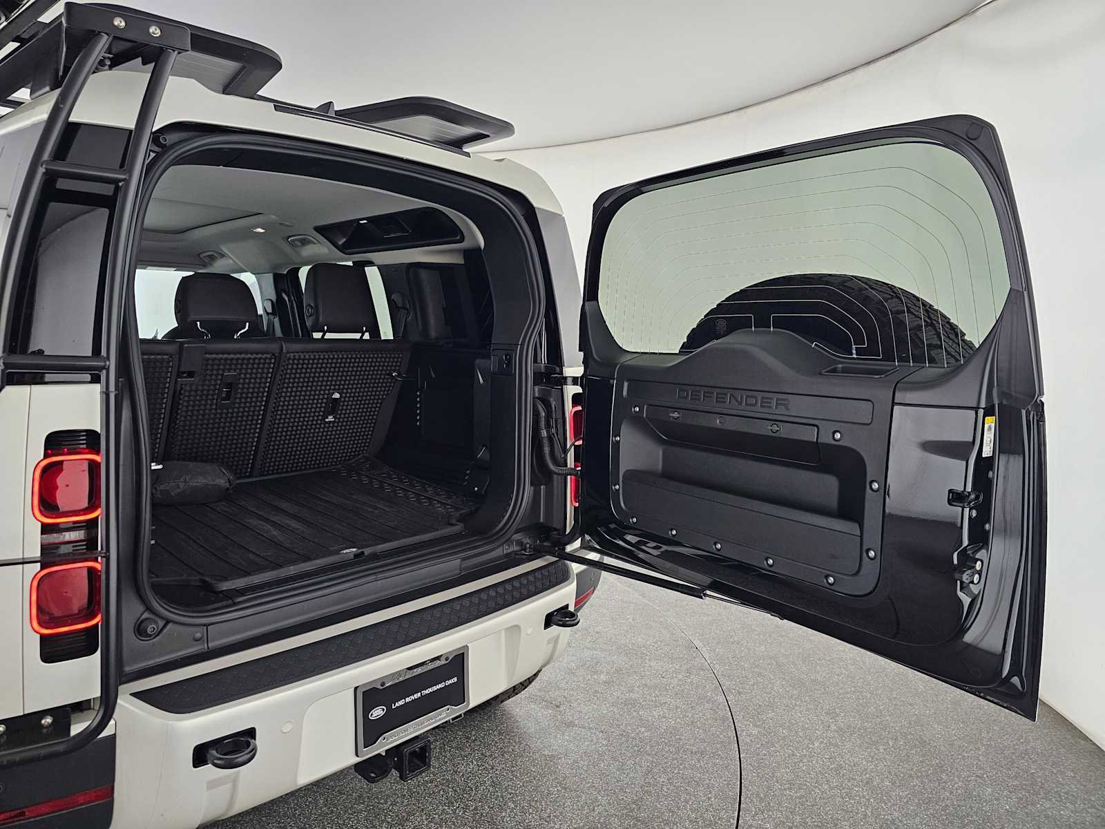 New 2024 Land Rover Defender 110 S image 13