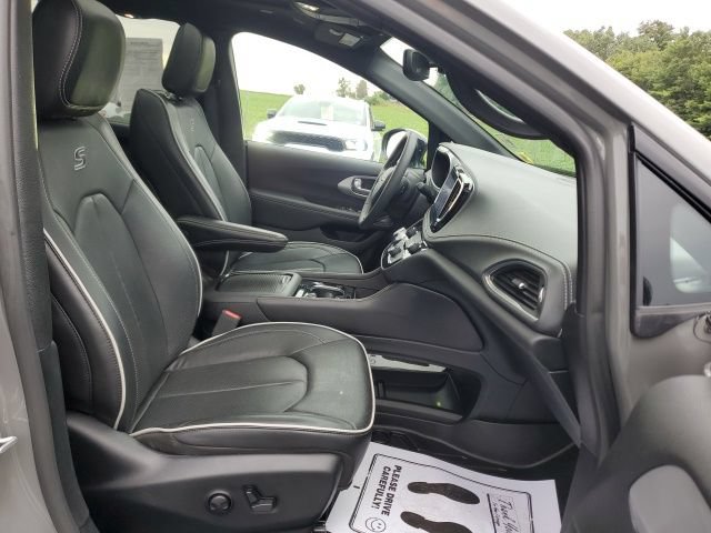 Used 2025 Chrysler Pacifica Limited AWD/4WD image 24