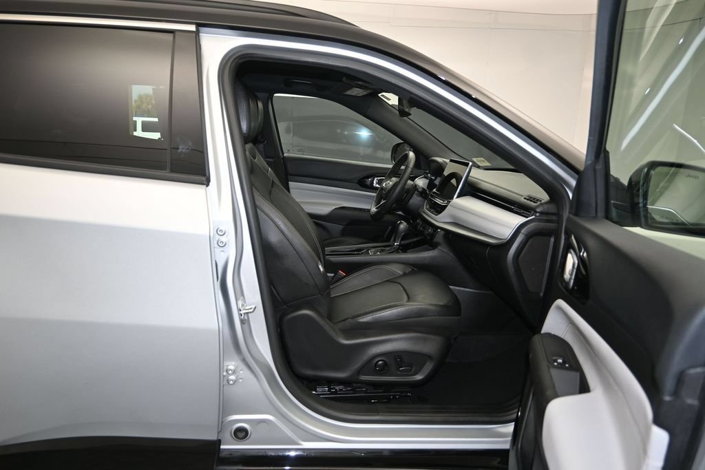 Used 2025 Jeep Compass Limited w/ Elite Group AWD/4WD image 28