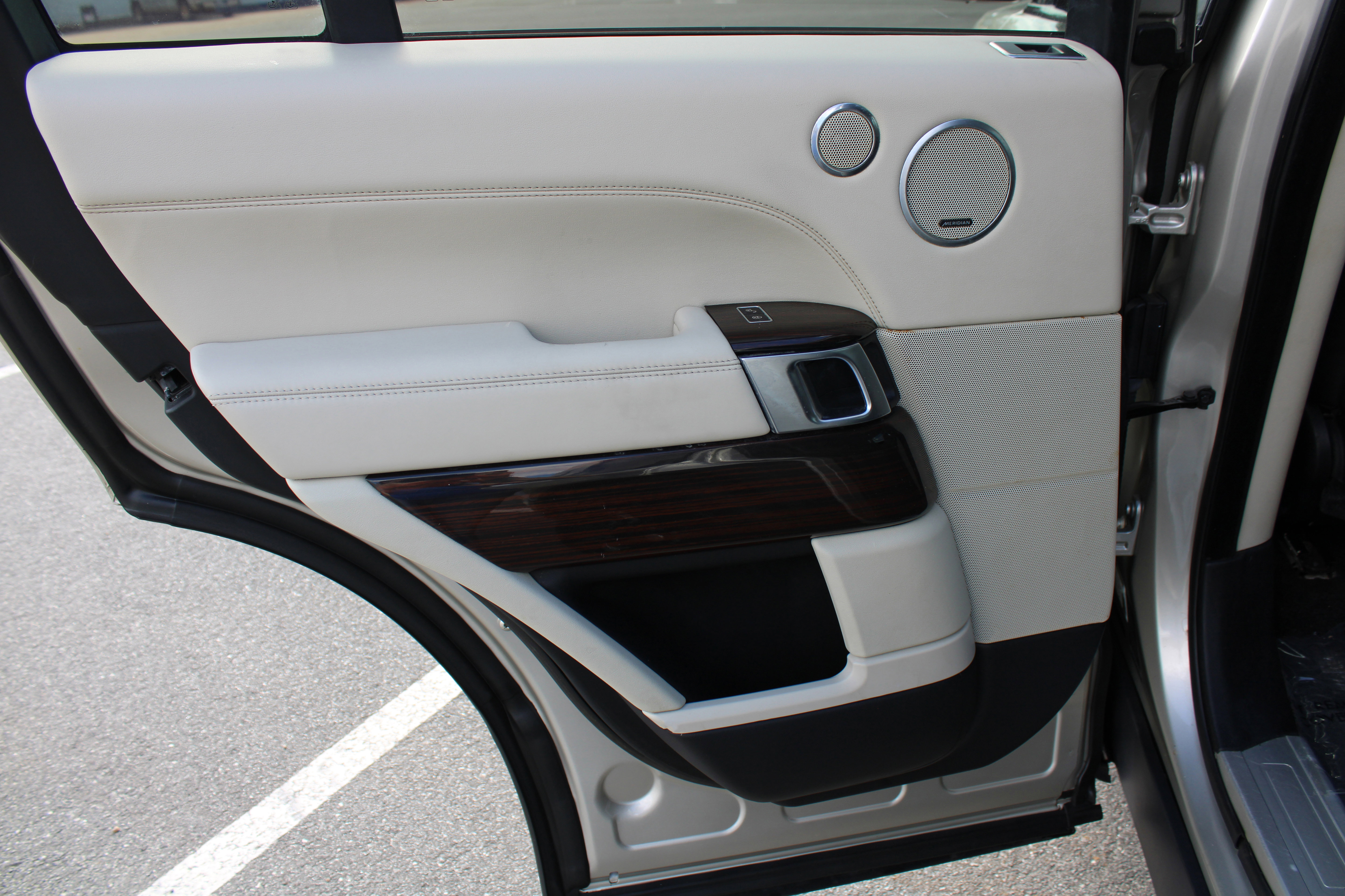 Used 2014 Land Rover Range Rover HSE image 39