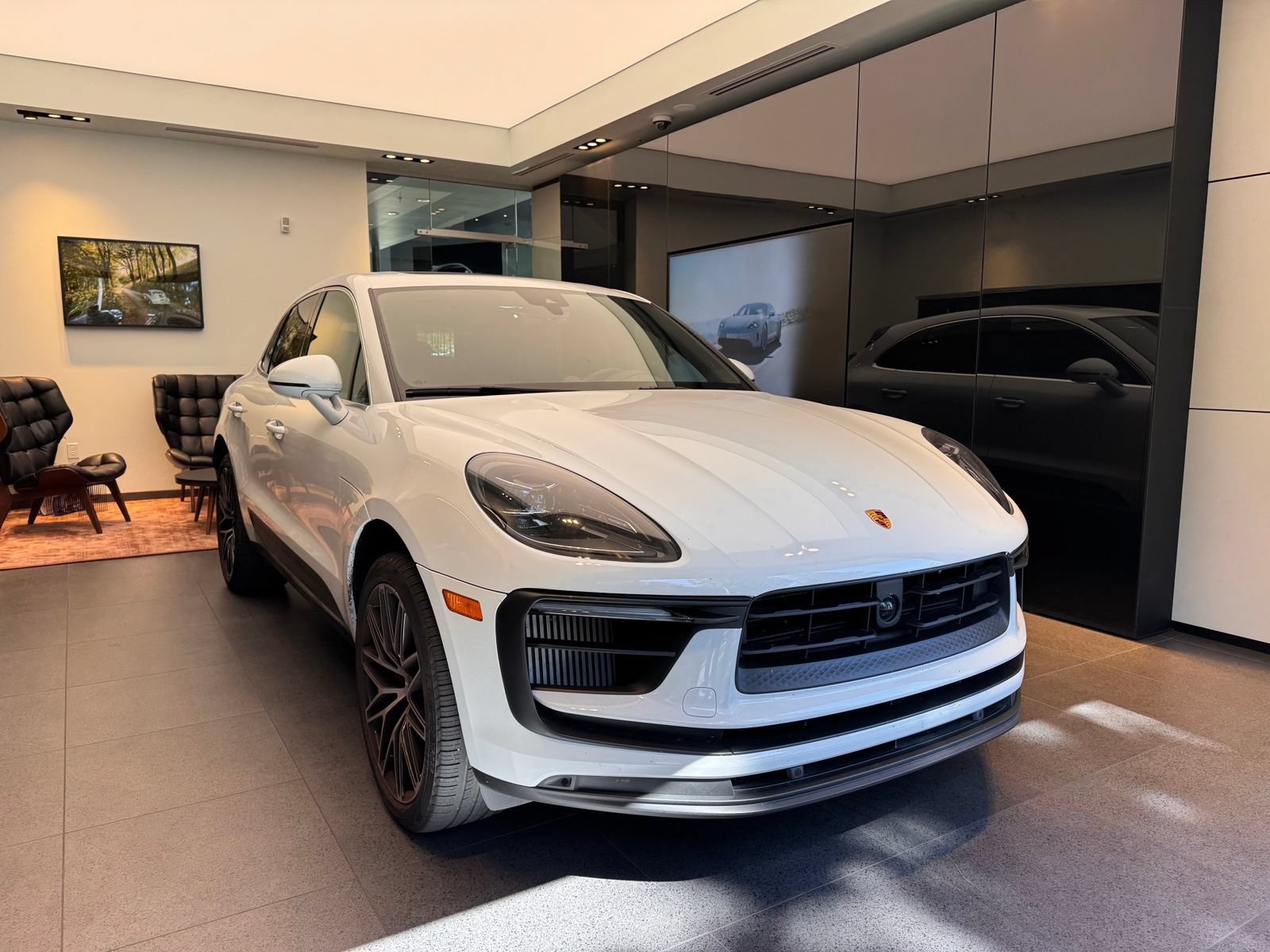 Certified 2023 Porsche Macan S AWD/4WD image 3