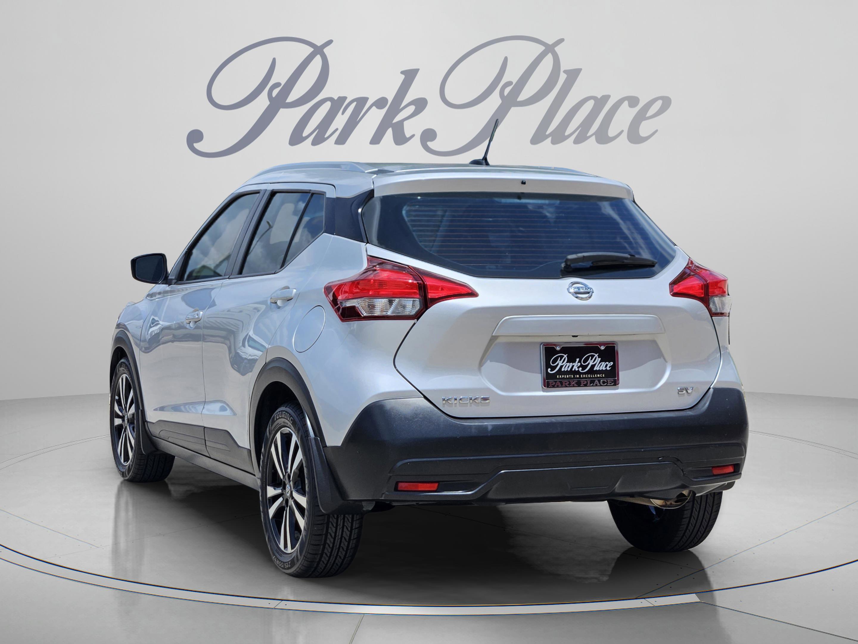 Used 2018 Nissan Kicks SV FWD image 3