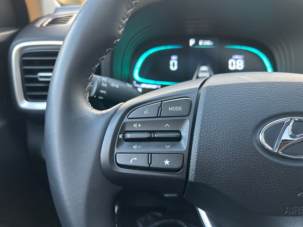 Certified 2025 Hyundai Venue SEL image 17