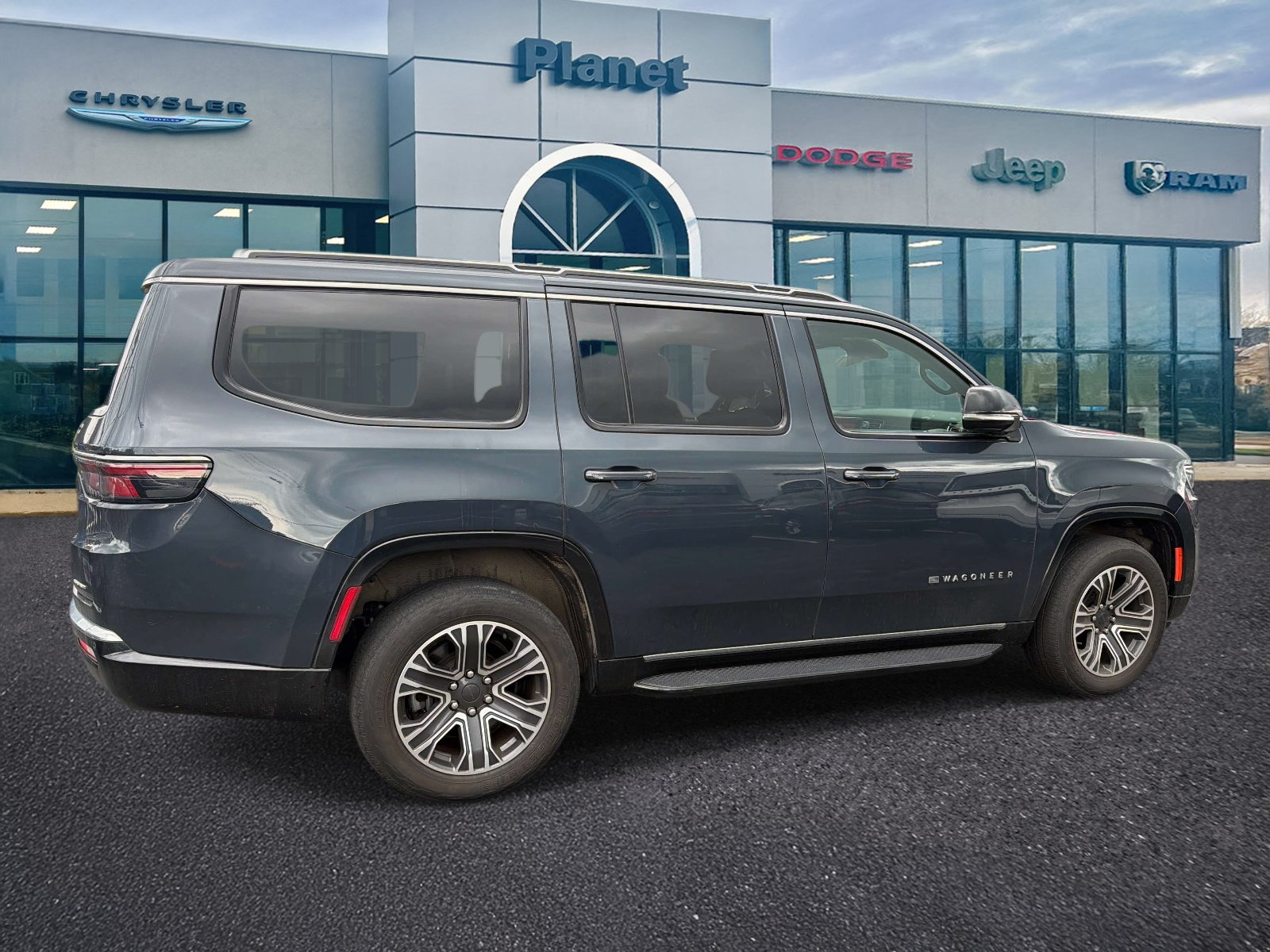 Used 2023 Jeep Wagoneer 4WD w/ Premium Group I image 2