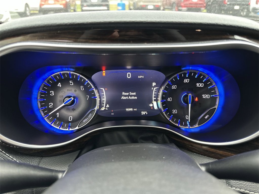 Used 2024 Chrysler Pacifica Limited w/ Uconnect Theater Family Group image 15