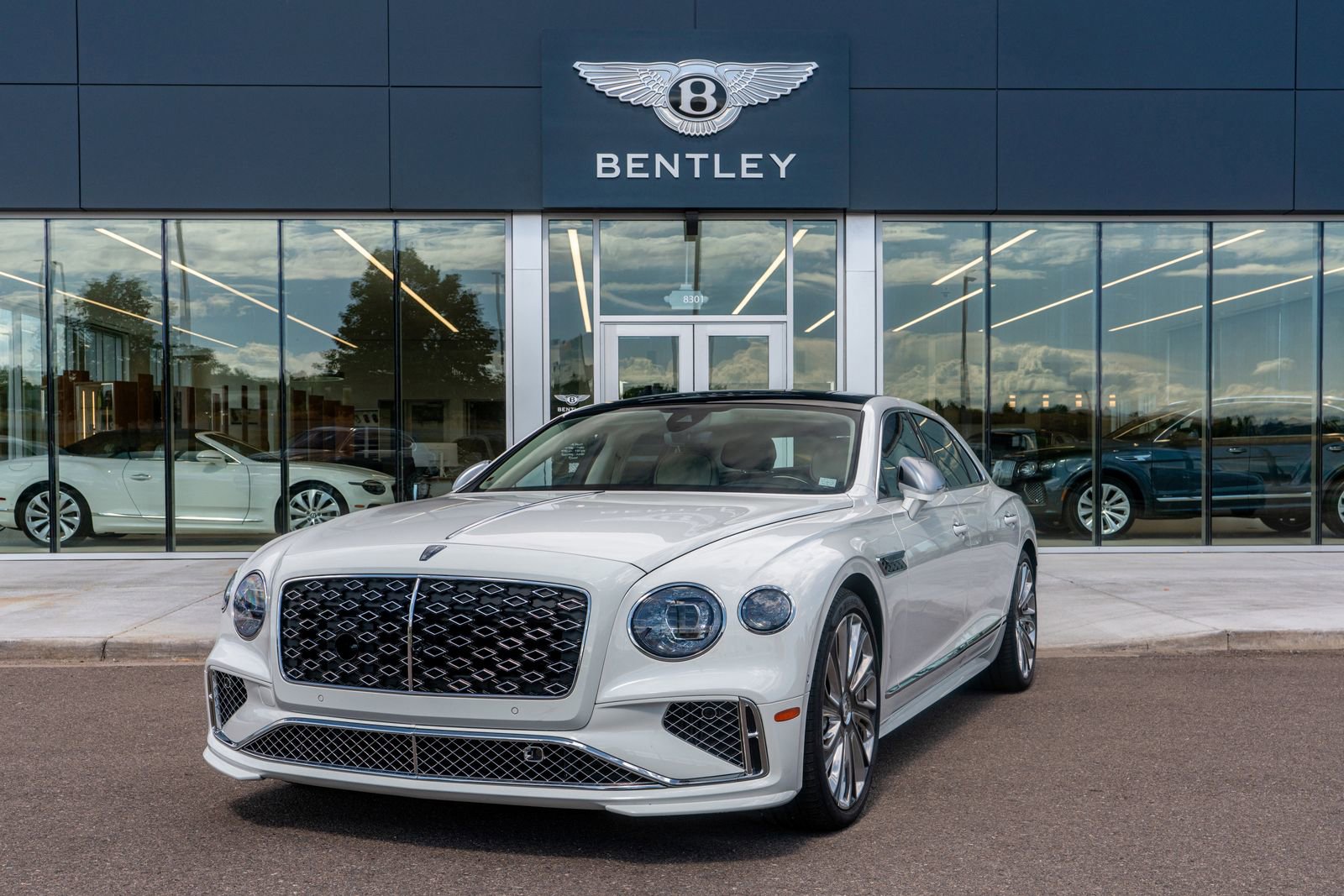 Certified 2025 Bentley Flying Spur Plug-In Hybrid image 6