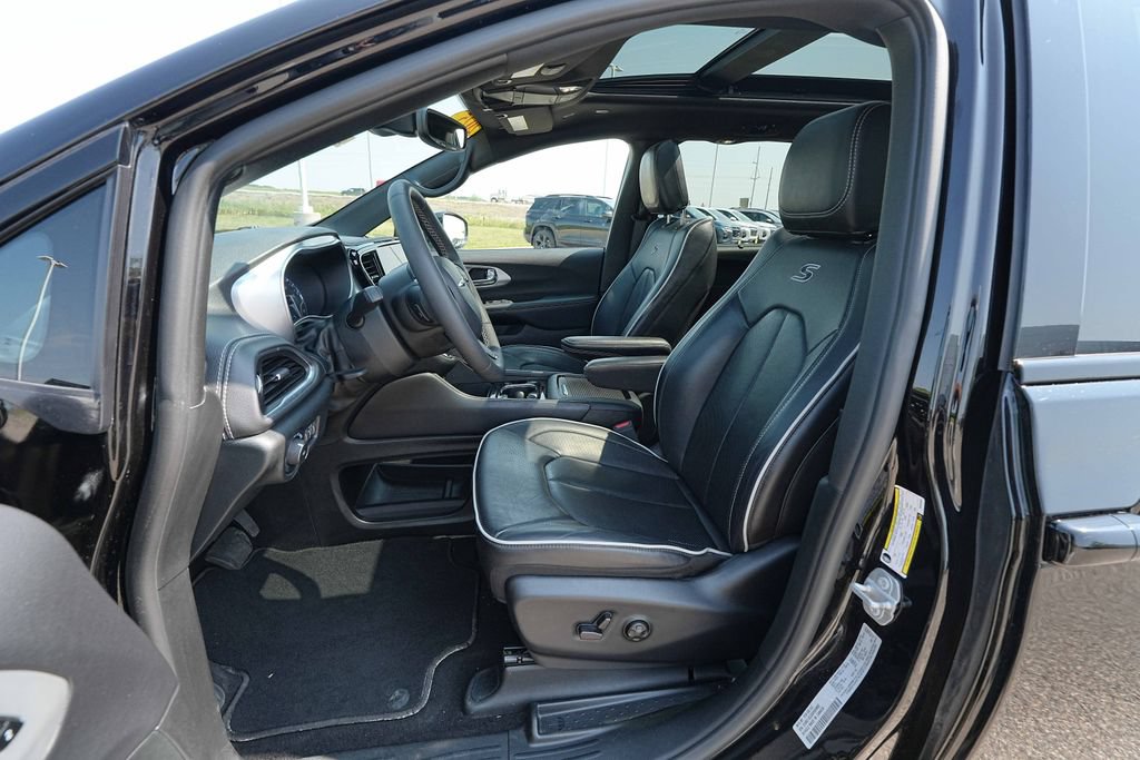 Used 2025 Chrysler Pacifica Limited FWD image 17