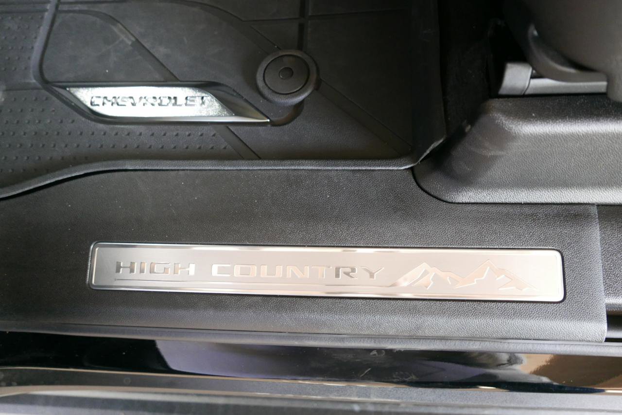 Used 2025 Chevrolet Suburban High Country image 23