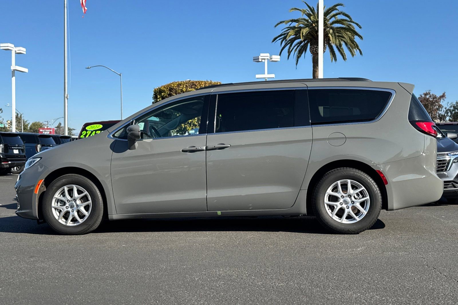 Used 2022 Chrysler Pacifica Touring-L image 8