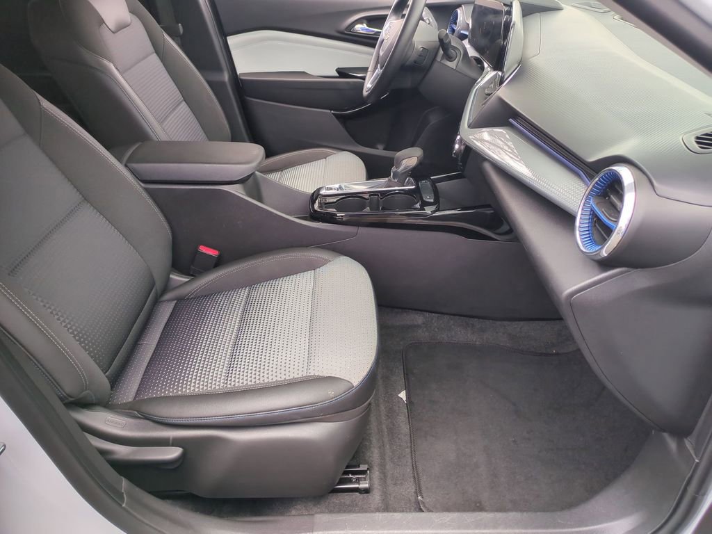 Used 2025 Chevrolet Trax LT w/ LT Convenience Package FWD image 24